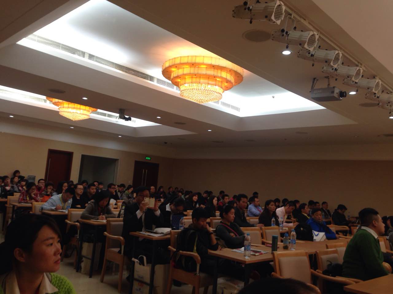 現場觀眾認真傾聽