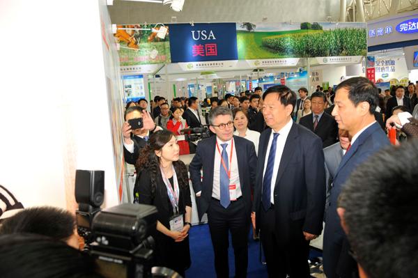 黑龍江省副省長孫堯與中國檢驗(yàn)檢疫學(xué)會會長魏傳忠參觀法國展團(tuán)
