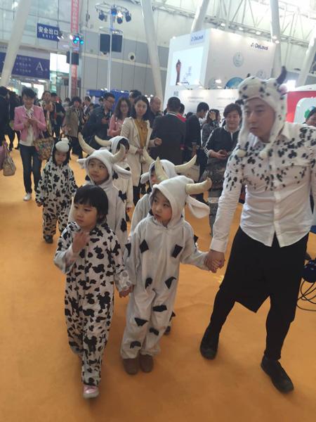 可愛的“奶牛寶寶”們參觀展會